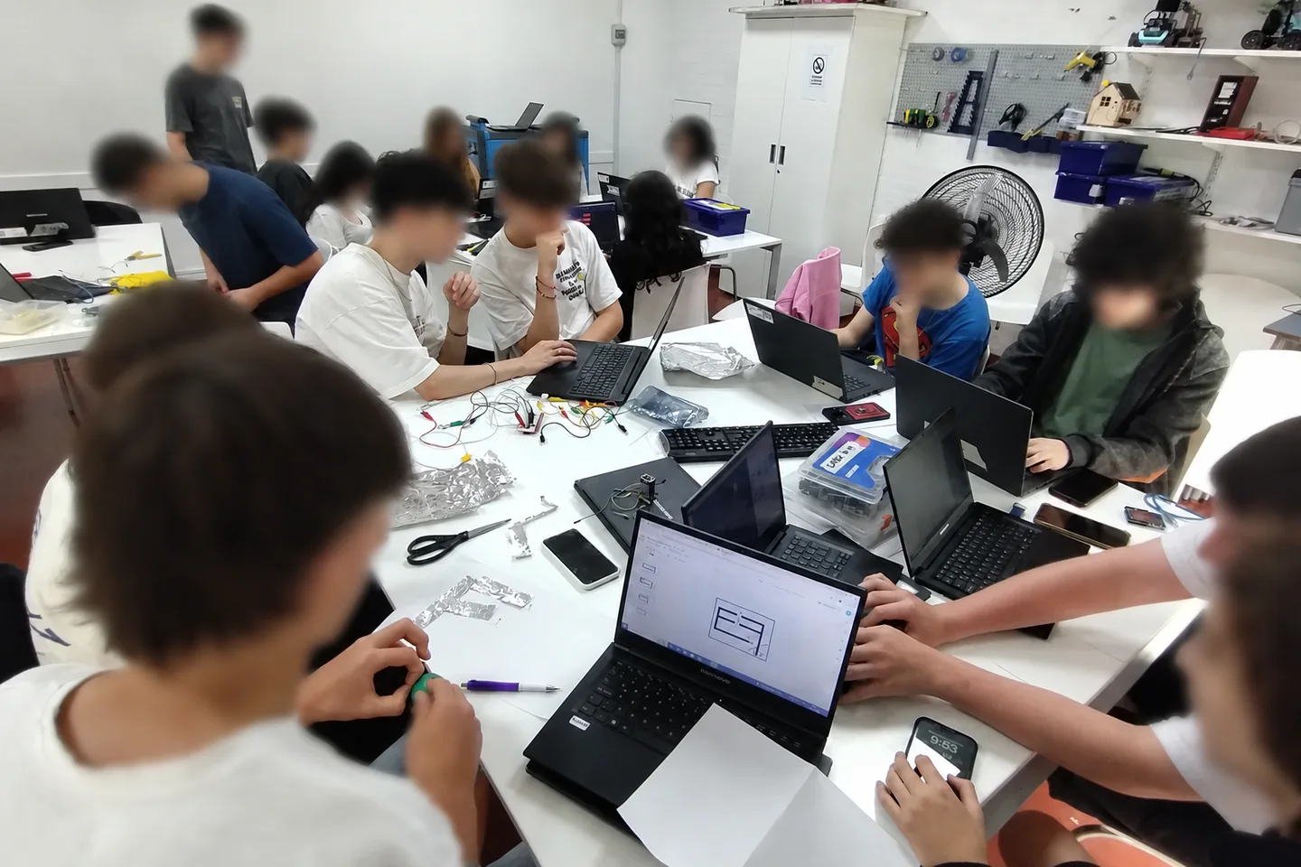 Estudiantes trabajan con electrónica y computadoras en el Maker Space.