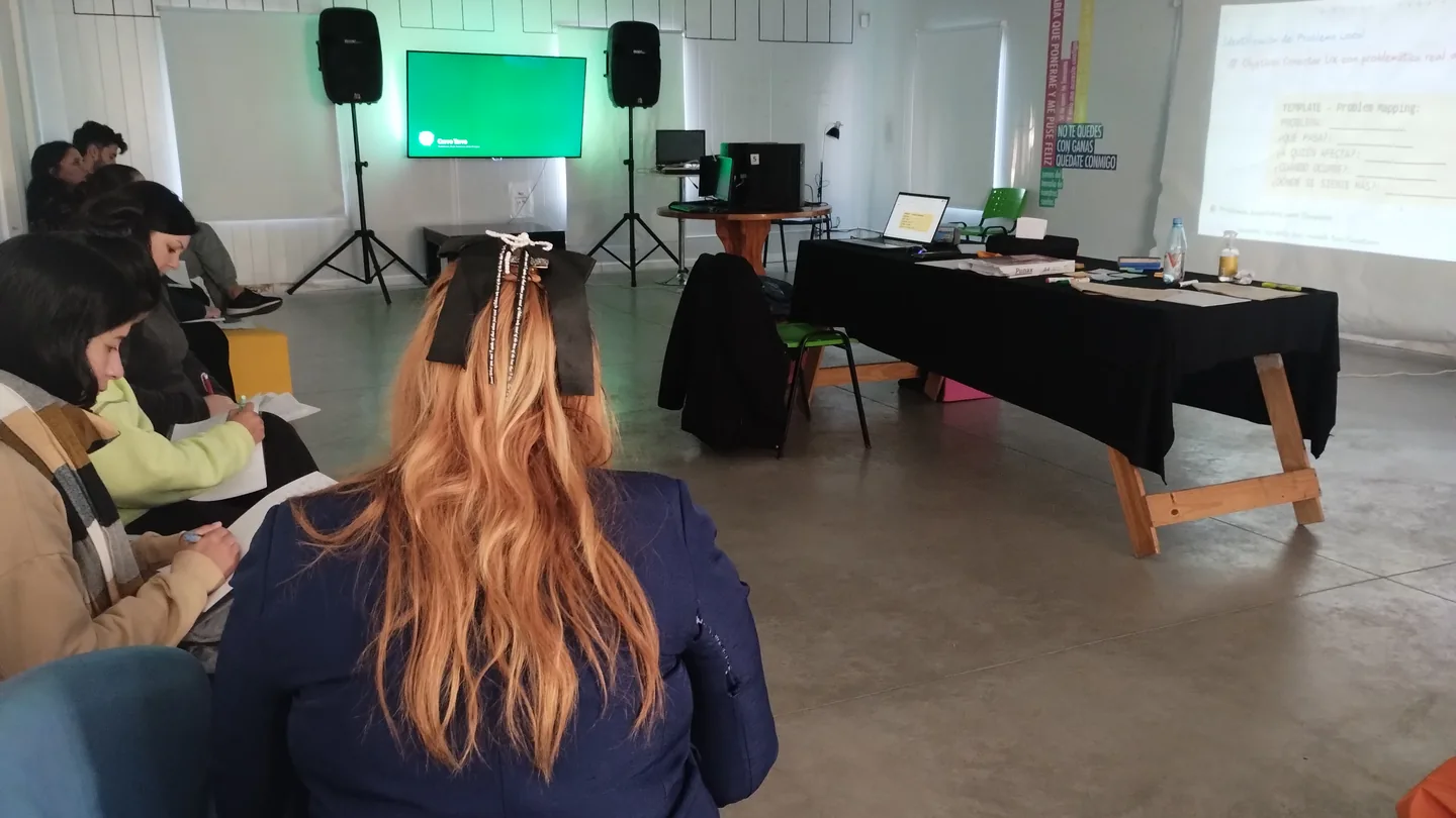 Participantes siguen una actividad formativa en un espacio de Campana Joven.