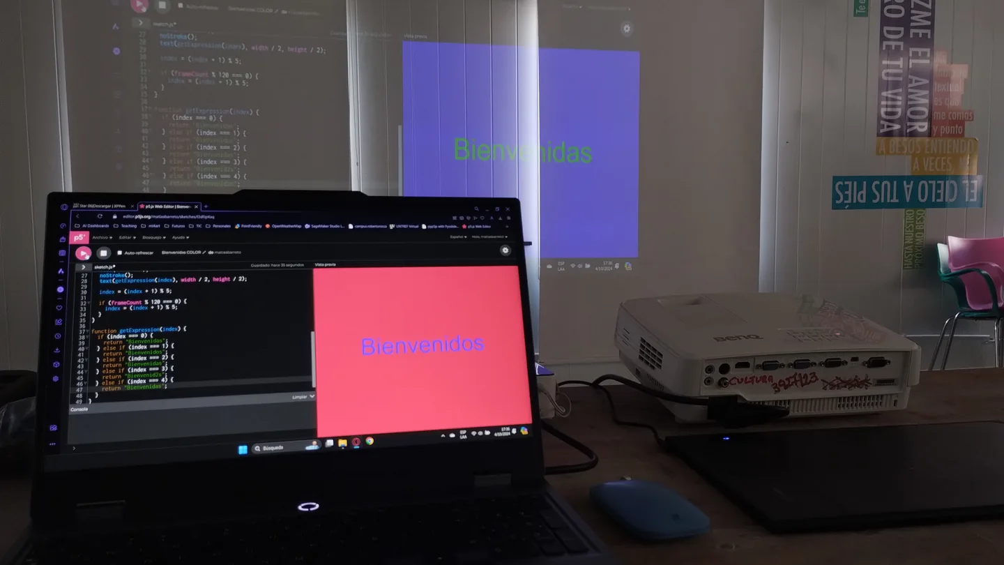 Código proyectado desde una computadora durante una actividad de programación.