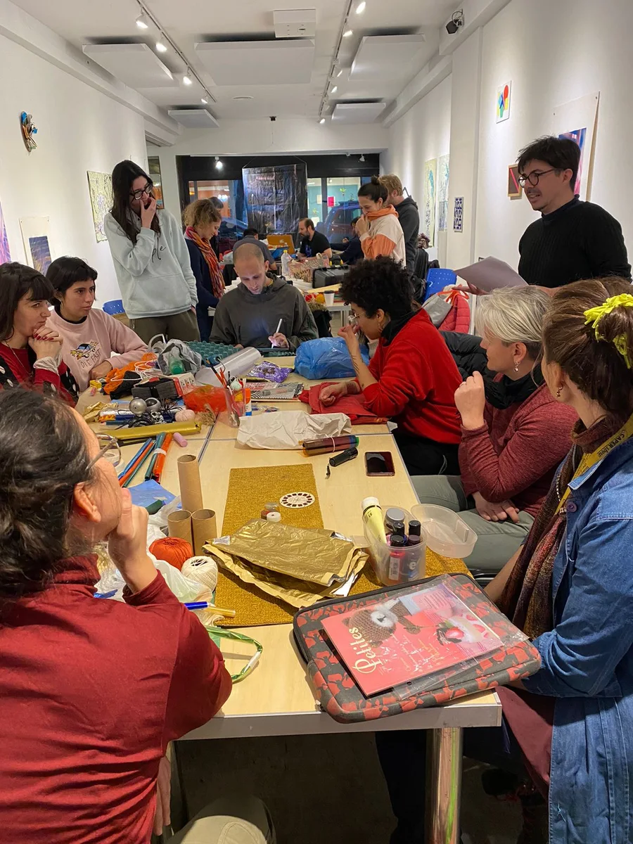 Participantes trabajan con materiales y herramientas en un taller colectivo de un espacio cultural.