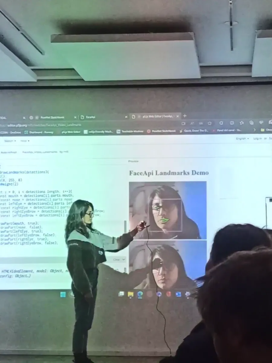 Presentación de una demostración de visión computacional ante un público en MediaLab CCEBA.