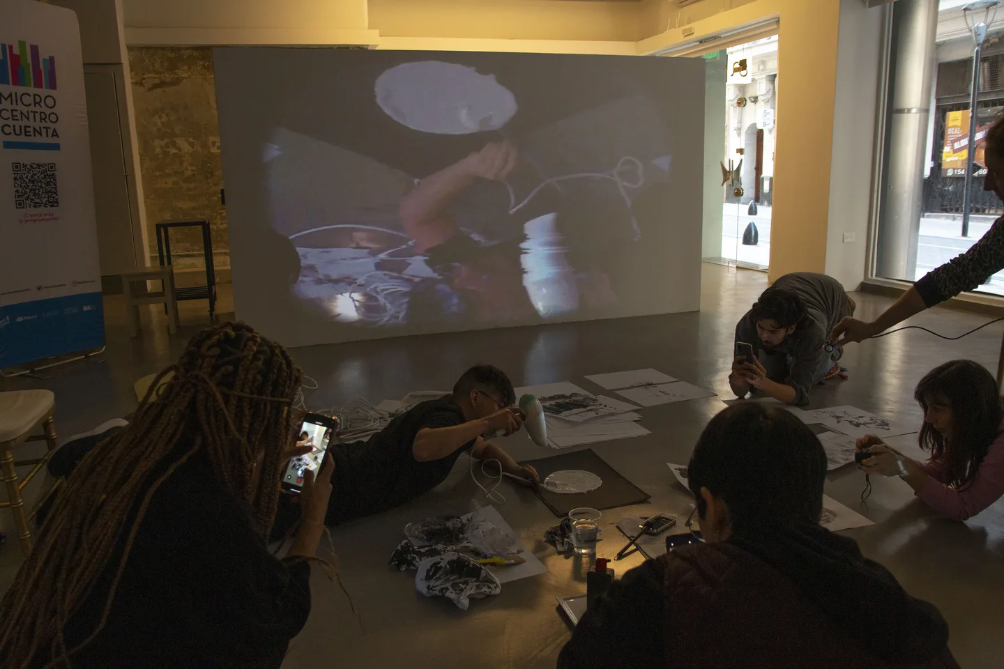 Participantes experimentan con materiales, proyecciones y dispositivos en un estudio abierto.